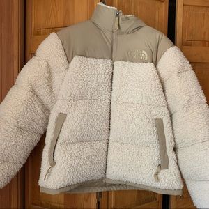 the north face nuptse sherpa jacket in beige neutral